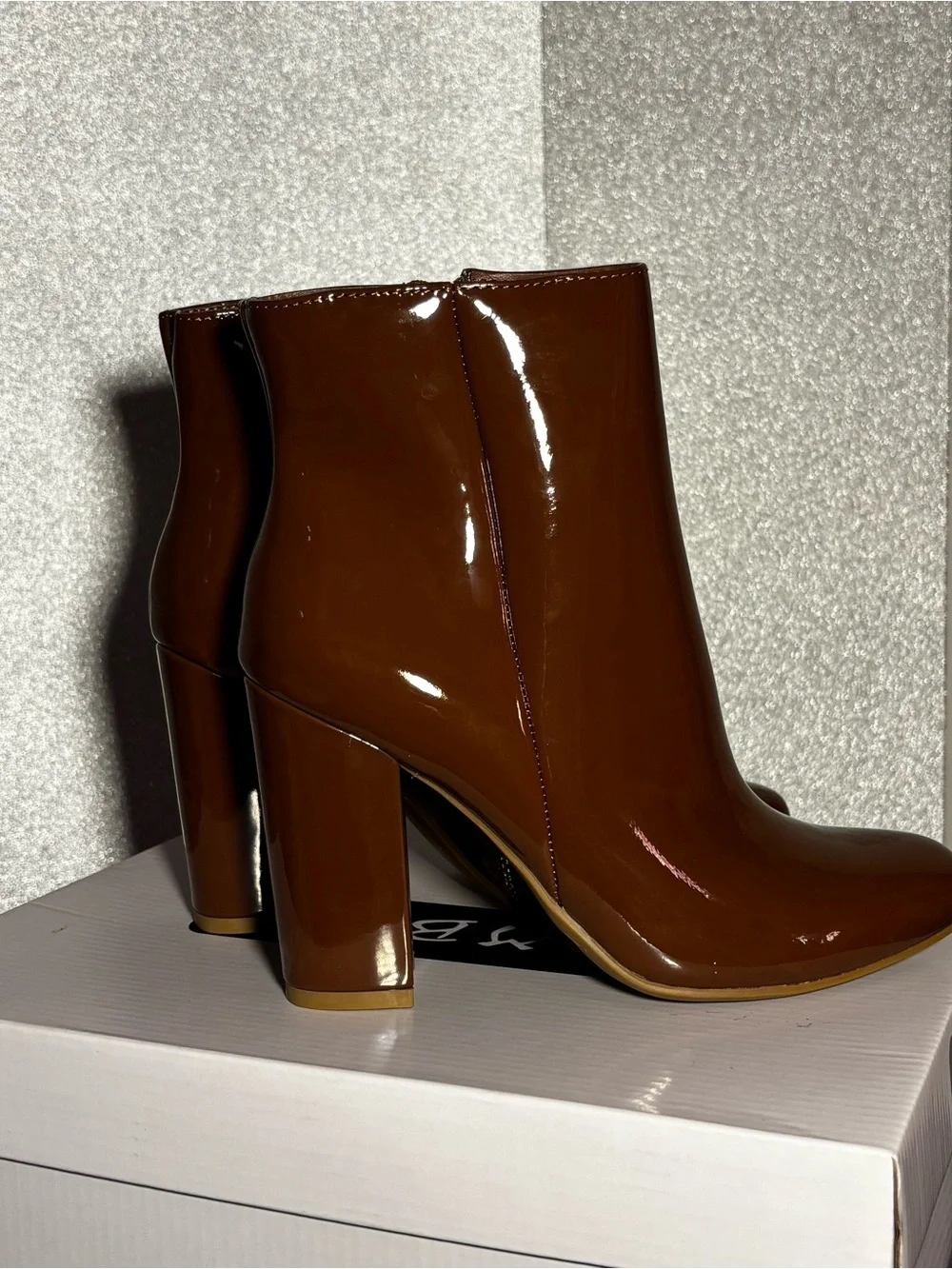 BRAND NEW! Never worn, glossy brown ankle boots with heels🤎 comfortable & cute!